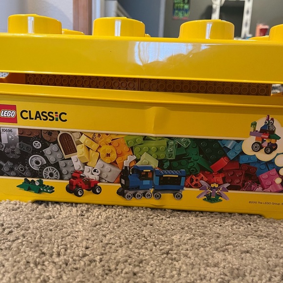 Bin of miscellaneous legos + half of Lego friends set - Picture 1 of 2